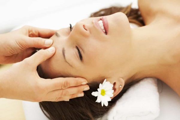 Massage da mặt hàng ngày giúp ngăn chặn tình trạng lão hóa da chảy xệ