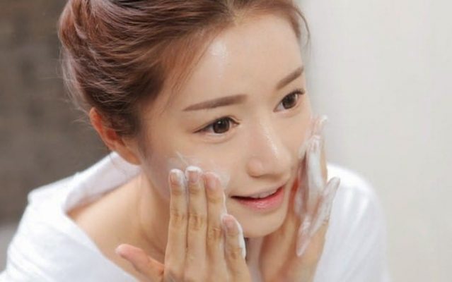 Rửa mặt đúng cách giúp chống lão hóa dầu hiệu quả